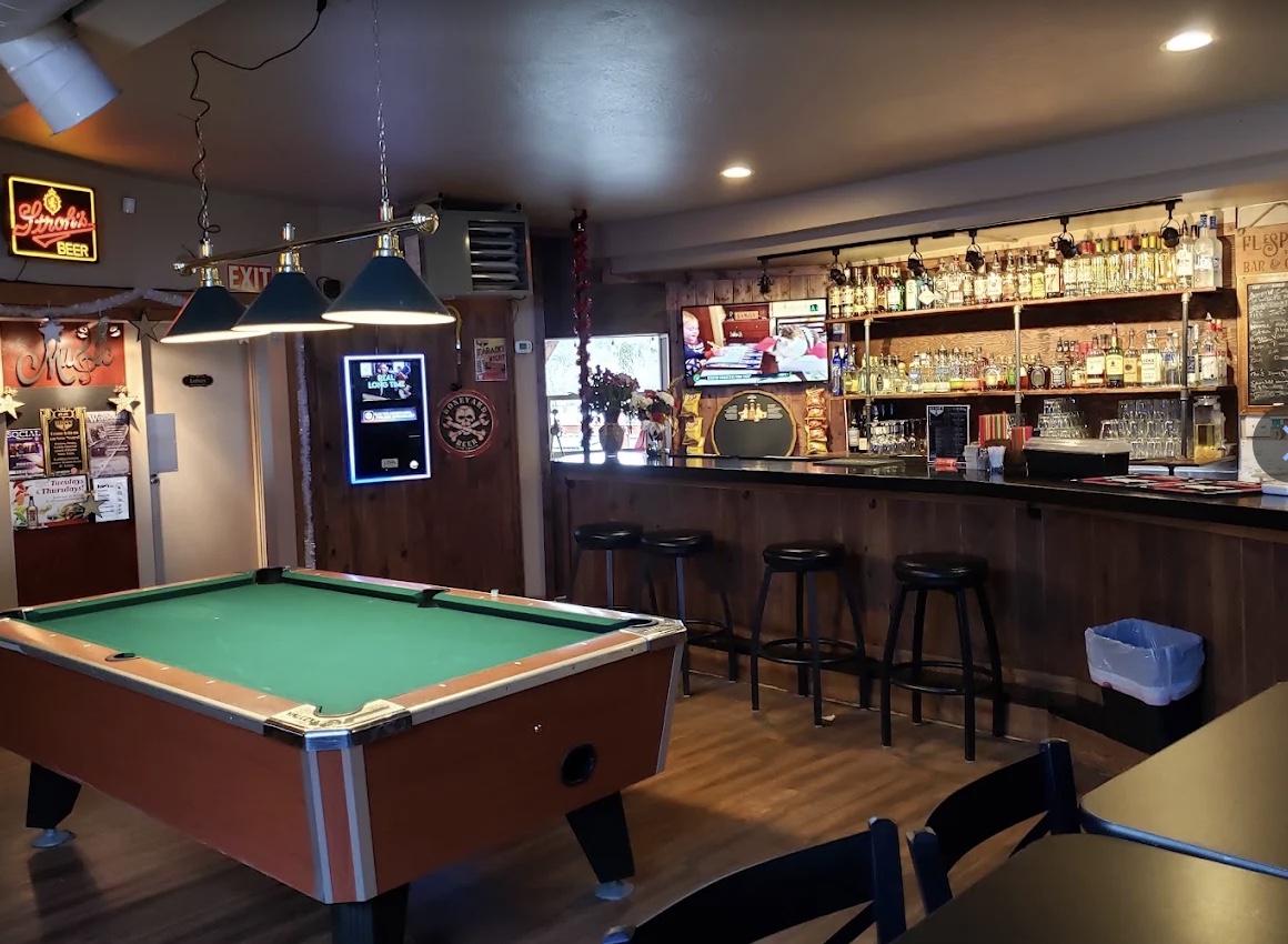 Pool table and full bar inside Flespy’s